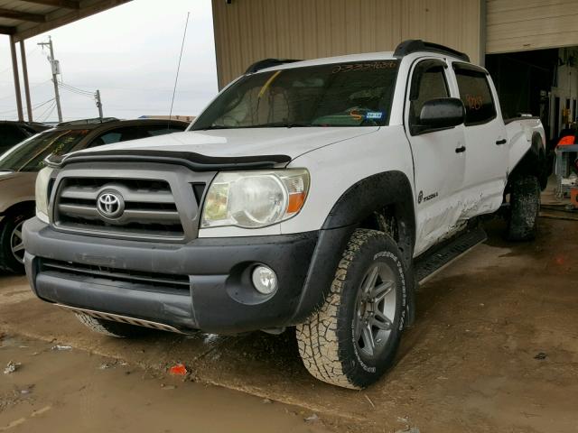 3TMKU72N29M023322 - 2009 TOYOTA TACOMA DOU WHITE photo 2