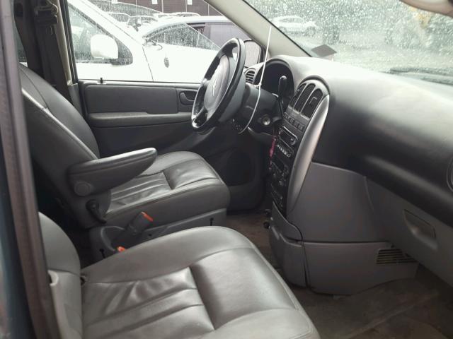 2C4GP54L55R538427 - 2005 CHRYSLER TOWN & COU GREEN photo 5