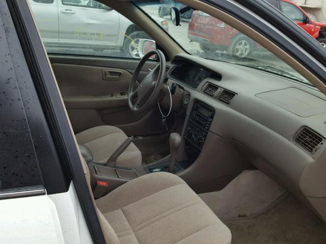4T1BG22K11U864446 - 2001 TOYOTA CAMRY CE WHITE photo 5
