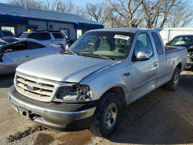 1FTZX1725YKA53910 - 2000 FORD F150 SILVER photo 2