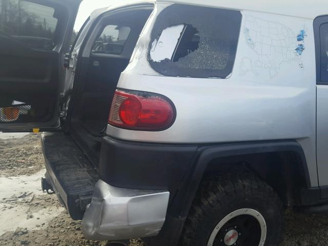 JTEBU11F170007440 - 2007 TOYOTA FJ CRUISER SILVER photo 9