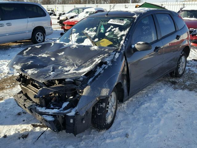 3FAFP37N25R127418 - 2005 FORD FOCUS ZX5 GRAY photo 2