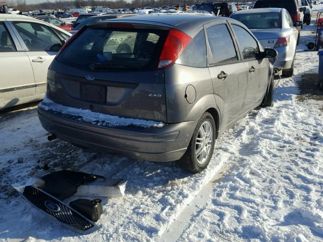 3FAFP37N25R127418 - 2005 FORD FOCUS ZX5 GRAY photo 4