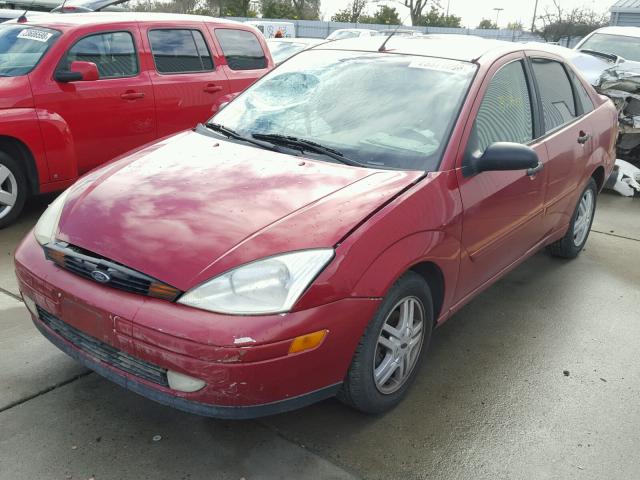 1FAFP34P2YW145828 - 2000 FORD FOCUS SE RED photo 2