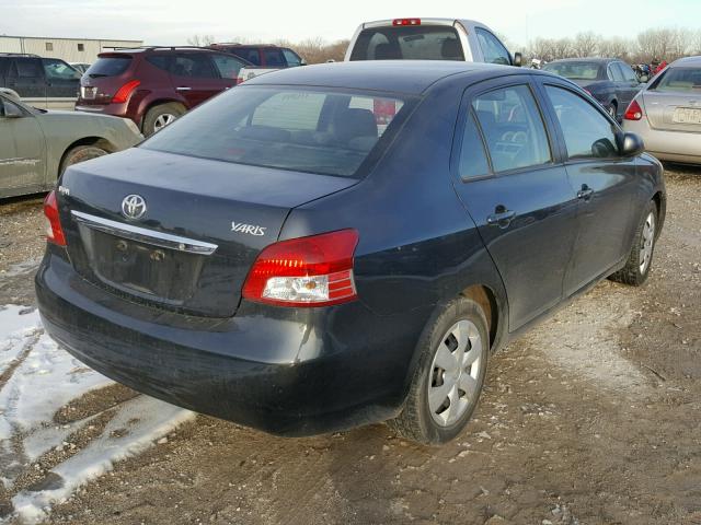 JTDBT923281228017 - 2008 TOYOTA YARIS GRAY photo 4