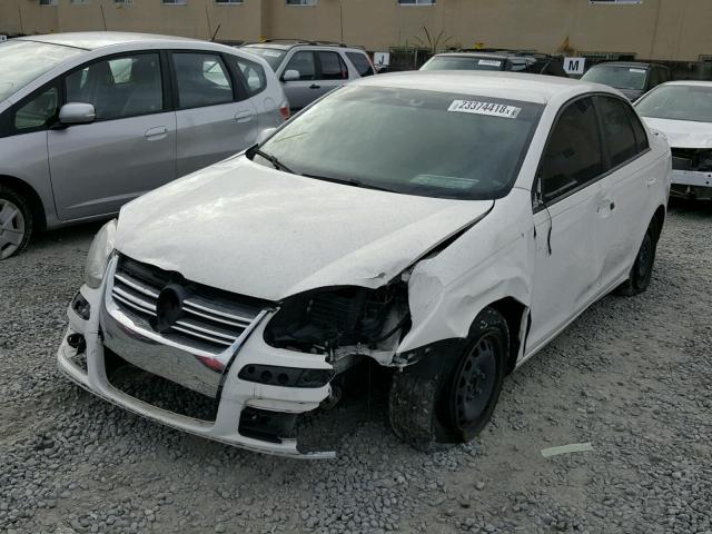 3VWJX7AJ7AM080098 - 2010 VOLKSWAGEN JETTA S WHITE photo 2