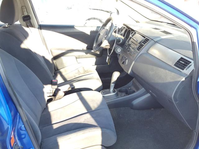 3N1BC13E69L450557 - 2009 NISSAN VERSA S BLUE photo 5