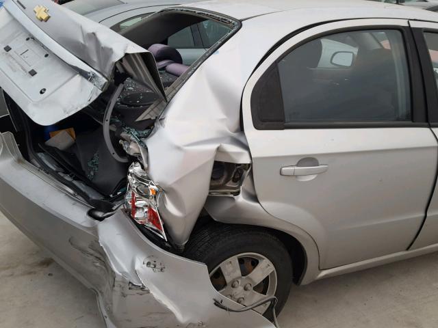 KL1TD56E59B358110 - 2009 CHEVROLET AVEO LS SILVER photo 9