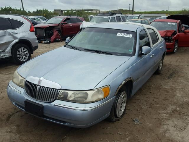 1LNFM82W5WY665822 - 1998 LINCOLN TOWN CAR S BLUE photo 2