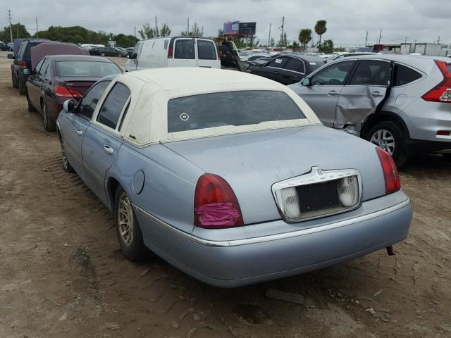 1LNFM82W5WY665822 - 1998 LINCOLN TOWN CAR S BLUE photo 3