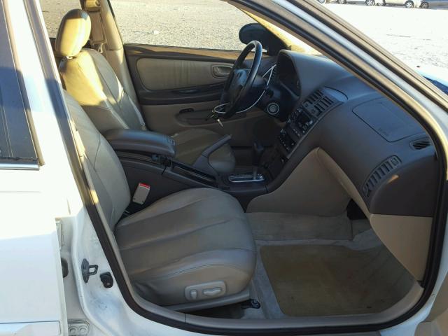 JN1CA31D31T812005 - 2001 NISSAN MAXIMA GXE WHITE photo 5