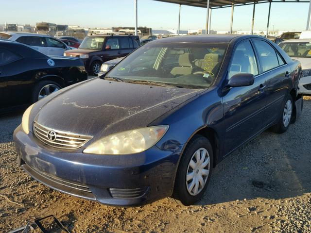 4T1BE32K45U010679 - 2005 TOYOTA CAMRY LE BLUE photo 2