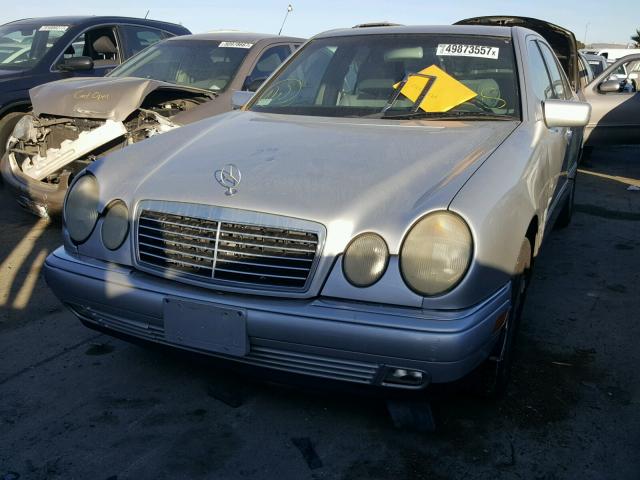 WDBJF65F3WA667746 - 1998 MERCEDES-BENZ E 320 SILVER photo 2