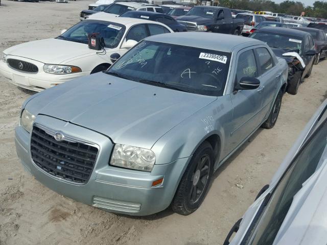 2C3JA43R65H103689 - 2005 CHRYSLER 300 GREEN photo 2