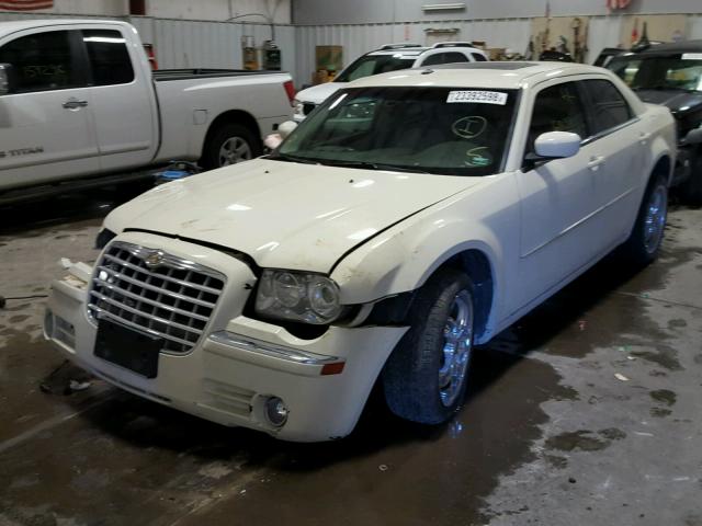 2C3LK33G78H203819 - 2008 CHRYSLER 300 LIMITE WHITE photo 2