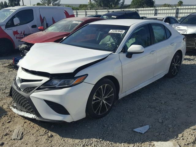 4T1B11HK3JU556326 - 2018 TOYOTA CAMRY L WHITE photo 2