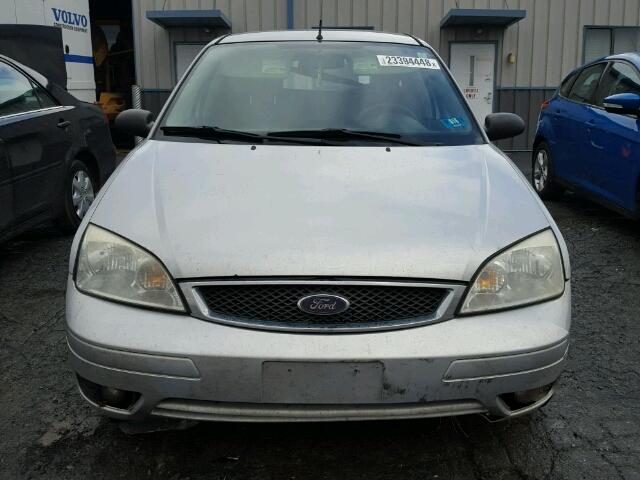 3FAFP37N15R152472 - 2005 FORD FOCUS ZX5 SILVER photo 10