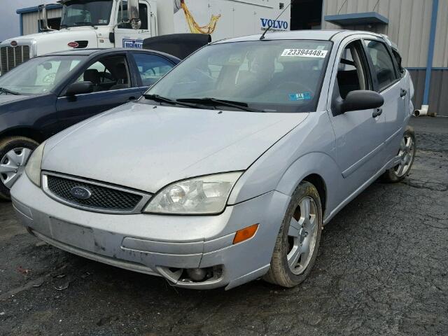 3FAFP37N15R152472 - 2005 FORD FOCUS ZX5 SILVER photo 2