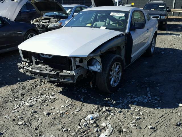 1ZVFT80N355251789 - 2005 FORD MUSTANG SILVER photo 2