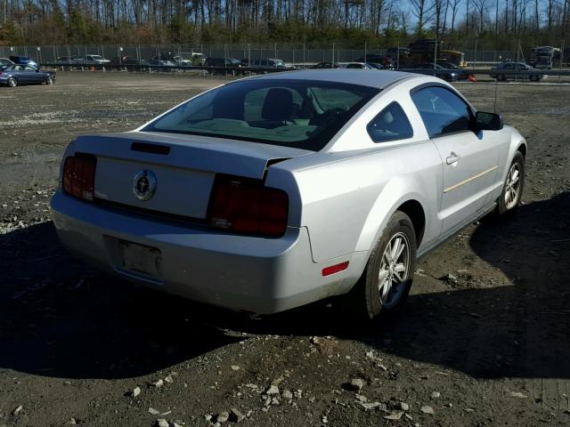 1ZVFT80N355251789 - 2005 FORD MUSTANG SILVER photo 4