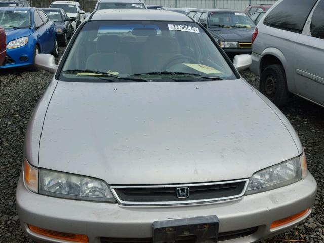 1HGCE1825TA007780 - 1996 HONDA ACCORD LX TAN photo 9