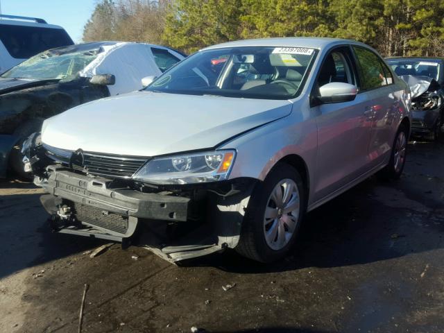 3VWBX7AJ8BM312987 - 2011 VOLKSWAGEN JETTA SE SILVER photo 2