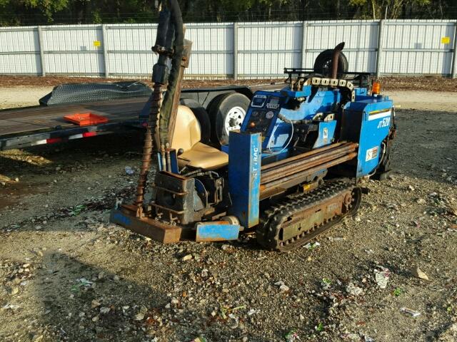 2V0592 - 2001 DITCH WITCH JT520 BLUE photo 2