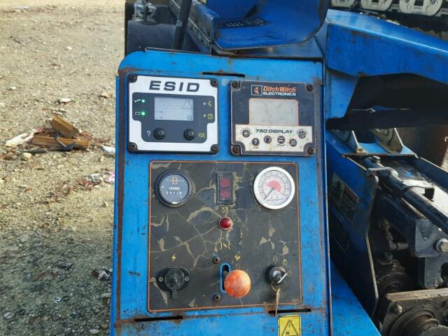 2V0592 - 2001 DITCH WITCH JT520 BLUE photo 8