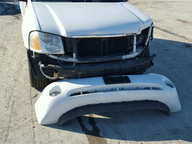 1GKDT13S042248100 - 2004 GMC ENVOY WHITE photo 9