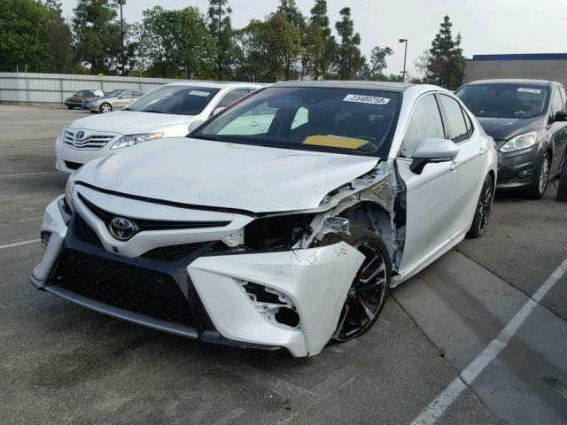 4T1B61HK3JU041697 - 2018 TOYOTA CAMRY XSE WHITE photo 2