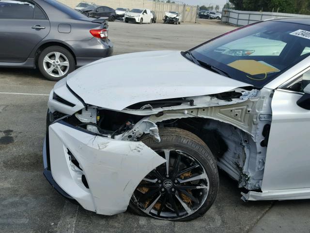 4T1B61HK3JU041697 - 2018 TOYOTA CAMRY XSE WHITE photo 9