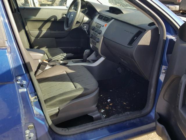 1FAHP35N99W152976 - 2009 FORD FOCUS SE BLUE photo 5