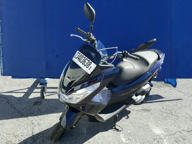 RLHKF1804JY300550 - 2018 HONDA PCX 150 BLUE photo 2