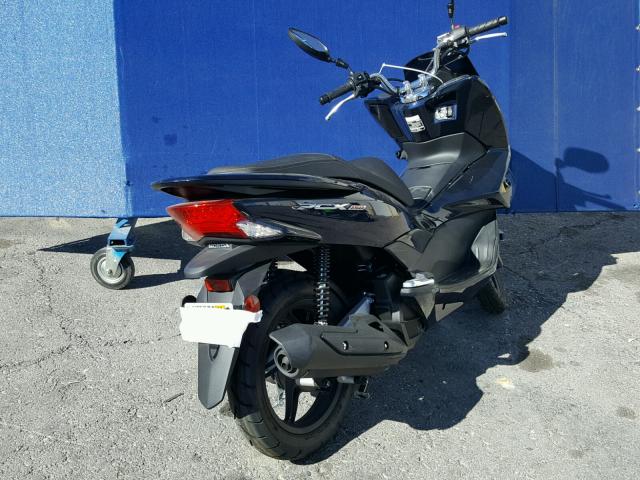 RLHKF1804JY300550 - 2018 HONDA PCX 150 BLUE photo 4