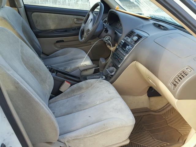 JN1CA31D71T821984 - 2001 NISSAN MAXIMA GXE WHITE photo 5