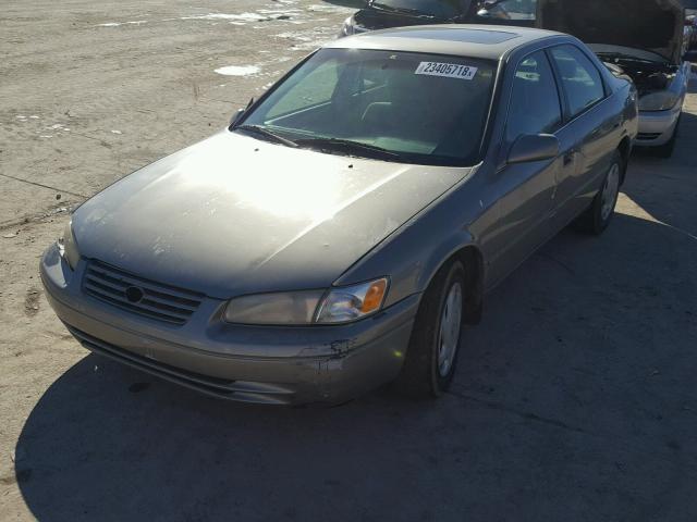 4T1BF22K4VU021849 - 1997 TOYOTA CAMRY CE GRAY photo 2