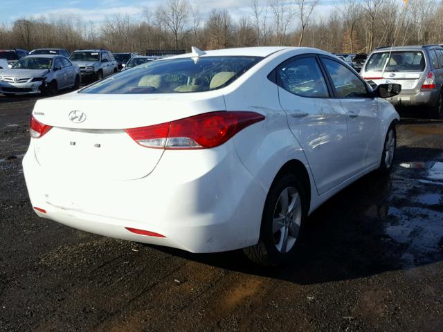 5NPDH4AE8DH435000 - 2013 HYUNDAI ELANTRA GL WHITE photo 4