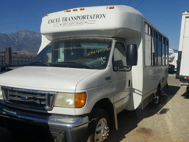 1FDXE45M54HB30944 - 2004 ELDR E450 WHITE photo 2