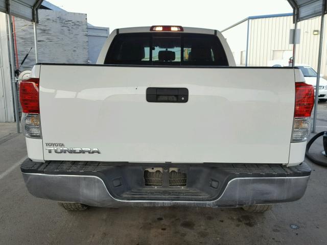 5TFRM5F19CX047726 - 2012 TOYOTA TUNDRA DOU WHITE photo 9