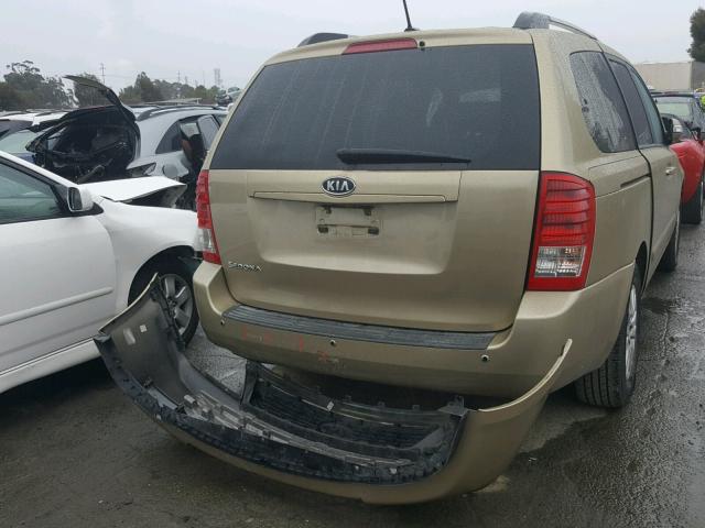 KNDMG4C7XB6371325 - 2011 KIA SEDONA LX GOLD photo 4