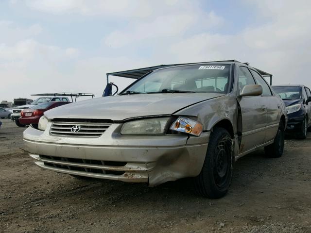 JT2BF22KXW0125073 - 1998 TOYOTA CAMRY CE TAN photo 2