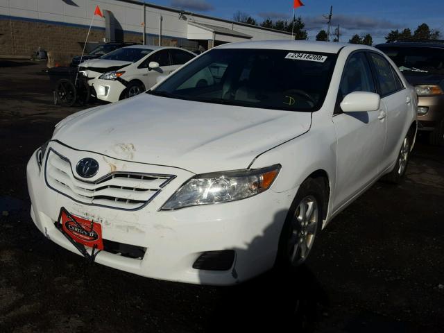 4T1BF3EK4BU775461 - 2011 TOYOTA CAMRY BASE WHITE photo 2