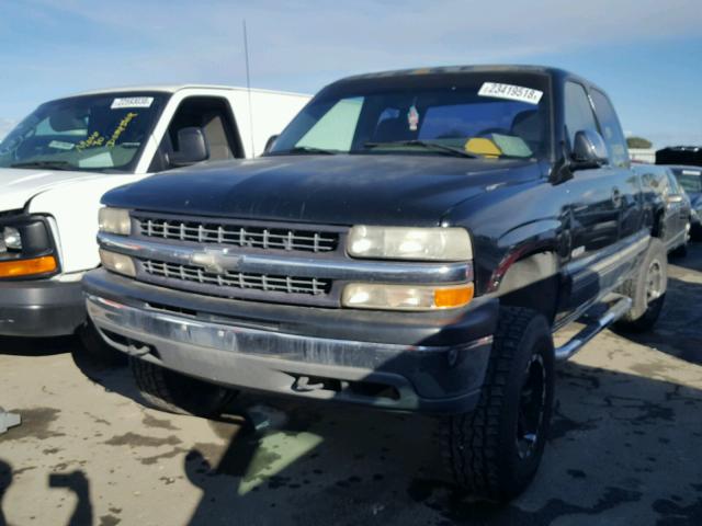 1GCEK19T4YE310718 - 2000 CHEVROLET SILVERADO BLACK photo 2