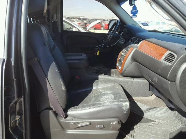 1GNSCBE01BR284538 - 2011 CHEVROLET TAHOE C150 GRAY photo 5