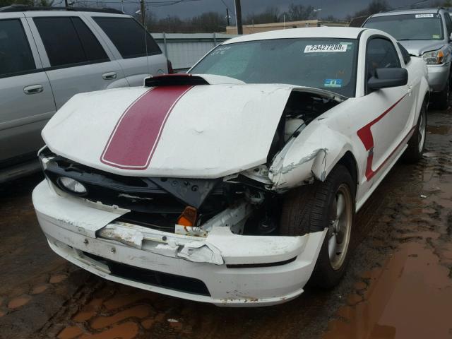 1ZVFT82H755226580 - 2005 FORD MUSTANG GT WHITE photo 2