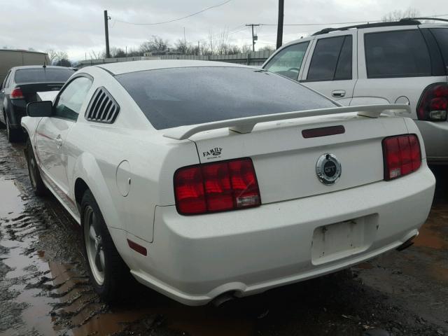 1ZVFT82H755226580 - 2005 FORD MUSTANG GT WHITE photo 3