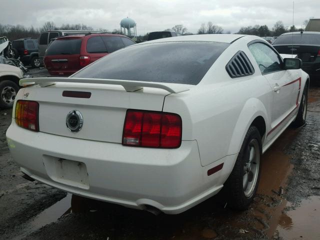 1ZVFT82H755226580 - 2005 FORD MUSTANG GT WHITE photo 4