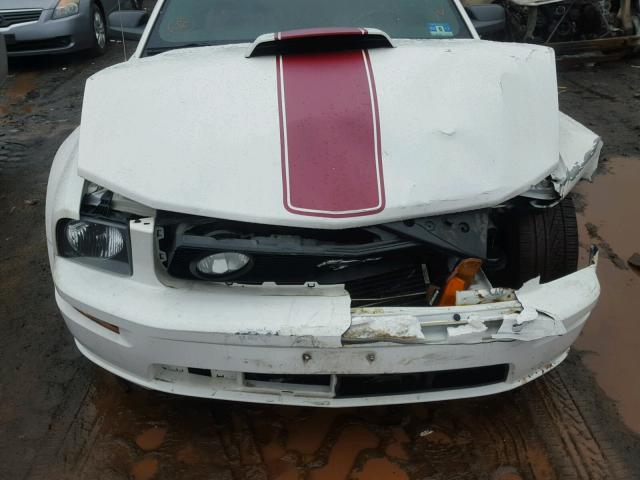 1ZVFT82H755226580 - 2005 FORD MUSTANG GT WHITE photo 7