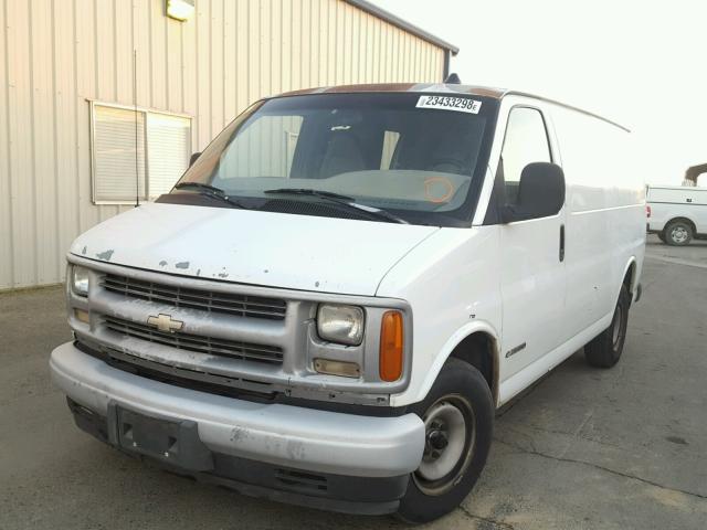 1GCFG25W6X1160211 - 1999 CHEVROLET EXPRESS G2 WHITE photo 2