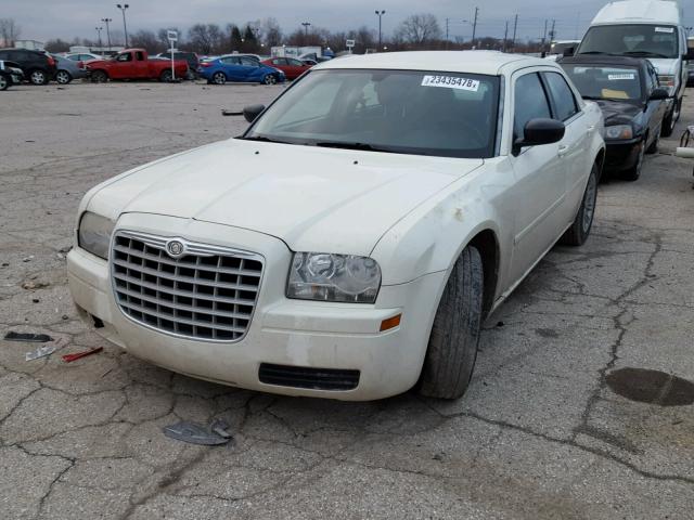 2C3AA43R25H560628 - 2005 CHRYSLER 300 WHITE photo 2